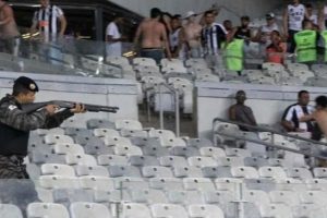 Përleshje mes tifozëve, policia përdor armët për ti shpërndarë