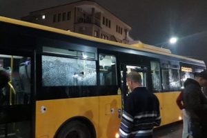 Pezullohet transporti publik në kryeqytet, sulmohen nga fëmijët për Halloween