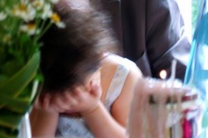 U përdhunua nga gjashtë persona, 13 vjeçare vret veten