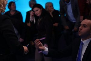 “Kërko falje ose të nxjerr jashtë”, Vasili debat me Balliun. Banorët e “Astirit” distancohen nga dhuna ndaj gazetarit