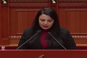 Balluku e përlotur në foltoren e Kuvendit: Ishim në Durrës pa zbardhur dita! Njerëzit nga rrënojat i nxori Luani…