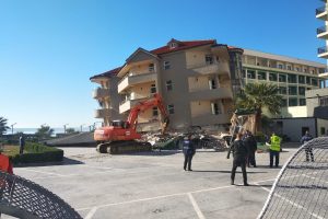 U dëmtua nga tërmeti i 26 nëntorit, nis puna për shembjen e hotelit në Durrës. Godina 4-katëshe e kthyer në gërmadhë