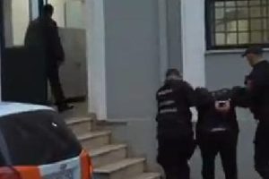 Po vidhte banesat e braktisura nga tërmeti në Durrës, policia arreston në flagrancë 42-vjeçarin