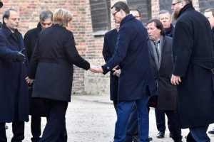 Çfarë po i ndodh “gruas së hekurt”? Merkel humb ekuilibrin dhe gati rrëzohet në Aushvic