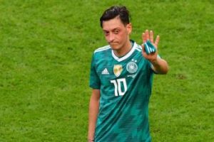 Anulohet transmetimi i ndeshjes pas kritikave të Ozil