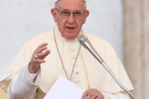 “Zoti i do edhe më të këqinjtë prej nesh”, mesazhi shpresëplotë i Papa Françeskut për Krishtlindje