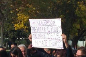 ‘Vazhdon Partia e Punës, t’na e sjellë n’majë t’hunës’, pankartat pikante në protestën e gazetarëve