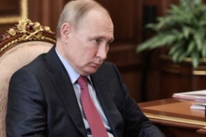Putin del me ‘kokën lart’ në fjalimin e 20-të para kombit, nënshkruan ligjin për rritjen e pagës minimale me 7.5%