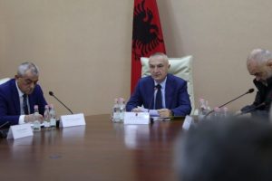 Rama me xhup sportiv dhe në mbledhjen e Këshillit të Sigurisë, mban kokën ulur kur flet presidenti Meta