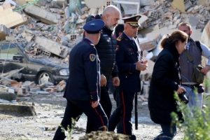 “Merrni përsipër riparimet, ose ju pret burgu”, Rama apel ndërtuesve në Durrës: Kam kërkuar emrat tuaj