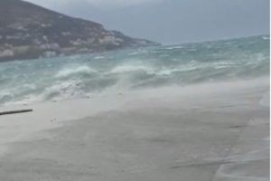 Vijojnë reshjet, rrezik për përmbytje! Në Vlorë pasagjerët zbresin nga trageti pas një manovre të shkëlqyer të kapitenit Ilir Doci, pezullohet lundrimi në Sarandë