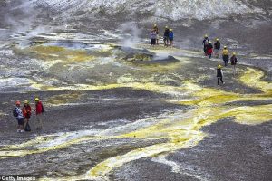Një i vdekur dhe 27 të zhdukur, shpërthen vullkani pranë anijes me turistë
