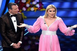Tgcom24 për Alketa Vejsiun: Shpërthyese, sensuale dhe e talentuar, moderatorja shqiptare që magjepsi Sanremon