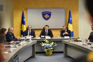 Kurti mbledh për herë të parë kabinetin qeveritar: Karriget i kemi, por do të rrimë më shumë në këmbë