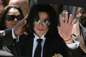 Nga buzët me tatuazh tek brinjët e krisura, raporti shqetësues i autopsisë së Michael Jackson