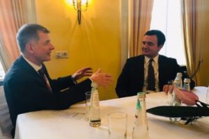 ‘Nuk keni mik më të mirë se Britania’, Kurti takon zyrtarin e lartë anglez, Moore: E nevojshme rifillimi i dialogut me Serbinë