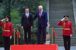 Albin Kurti nis vizitën e parë si kryeministër i Kosovës, pritet me ceremoni nga Rama