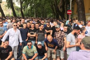 Meta tjetër thirrje protestuesve të teatrit: Rinia e Shqipërisë, pasuria jonë më e madhe! Mos u provokoni nga talebanët