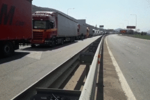 Skandali/ Albin Kurti mbyll kufirin me Shqipërinë, taksë 22 euro për kamionët, certifikatë tamponi ose karantinim për udhëtarët