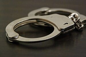 Bien në prangat e Policisë 6 shtetas, 1 për dhunë në familje dhe 5 për drejtim mjeti në mënyrë të parregullt.