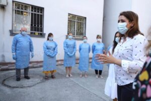 Covid-19/Manastirliu: Dyfishohet numri i epidemiologëve në terren, shtohen 300 punonjës, vjeshta e dimri do jenë të vështirë