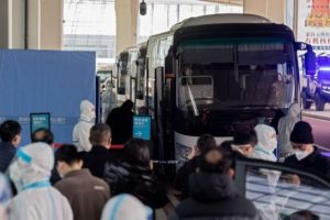U zbuluan rastet e para me Covid-19/ Ekipi i OBSH-së viziton tregun në Vuhan