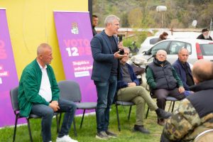 Damian Gjiknuri takim me banorët në fshatin Bestrovë/ Projekt i ri për ujësjellësin dhe rrjetin elektrik/Do jem zë i fuqishëm për shumë investime