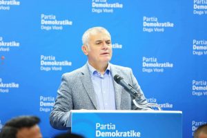 Bujar Leskaj, shoqëruar nga kandidatët për deputet Nada Mecorapaj, Arbi Agalliu dhe Nada Daullja zhvilluan një takim me ish të përndjekur politikë të Vlorës.