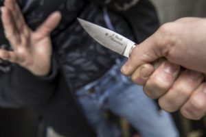 Goditet me thikë 25-vjeçari shqiptar pas një feste në një bordello në Gjermani, në rrezik për jetën