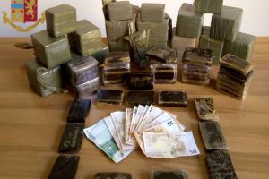 Policia italiane operacion blic në një shtëpi-laborator, sekuestrohen 40 kg kokainë e heroinë, arrestohen dy shqiptarë