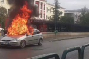I parkuar në oborrin e shtëpisë, digjet një makinë në Korçë