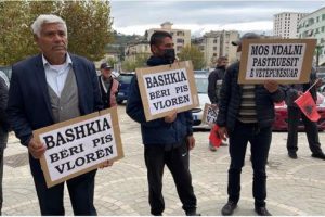  Protestë nga komuniteti rom dhe egjyptian në Vlorë përpara bashkisë së Vlorës. Protest për bukën e gojës.