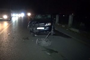 Aksident në aksin Elbasan-Tiranë, humb kontrollin e mjetit dhe del nga rruga, plagoset 25-vjeçari