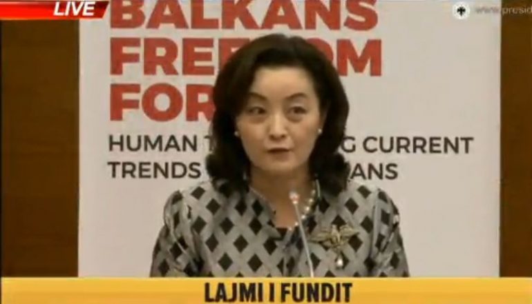 Trafikimi i qenieve njerëzore në Ballkan, ambasadorja Kim: Shqipëria e përkushtuar në përballjen me këtë çështje, por ka ende punë për t’u bërë