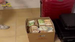 “Duhen lëvizur çantat”, agjenti katërputrosh zbulon “shpellën e Ali Babës” në murin e shtëpisë italiane, 2.5 milionë euro cash, monedha argjendi dhe…