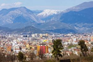 “Të gjithë duam të ikim”/ Reportazhi i “The Guardian”: Varfëria, jo krimi, nxit dëshirën për të ikur nga Shqipëria