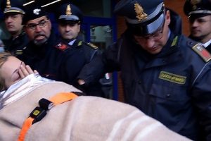 Mbytet anija me emigrantë në ishullin italian/ Shpëtohen 32 persona, katër të zhdukur! Mes tyre dy fëmijë