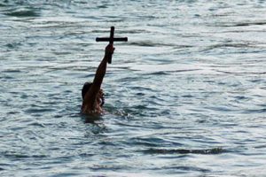 Dita e ujit të bekuar/ Besimtarët ortodoksë zhvillojnë ceremoninë e kryqit