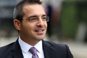 Ndarja nga jeta e babait të Saimir Tahirit, ish-ministri 48 orë liri për t’i dhënë lamtumirën e fundit të atit