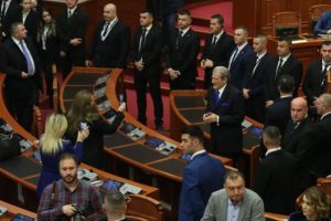 Kuvendi i hap rrugë masës së arrestit ndaj Berishës, BIRN: 79 vjeç, zyrtari më i lartë në 3 dekada që përballet. Hera e fundit ishte kur…