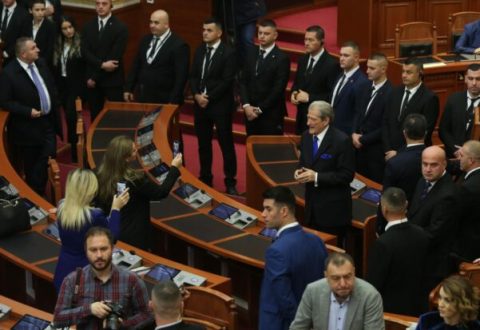 Kuvendi i hap rrugë masës së arrestit ndaj Berishës, BIRN: 79 vjeç, zyrtari më i lartë në 3 dekada që përballet. Hera e fundit ishte kur…