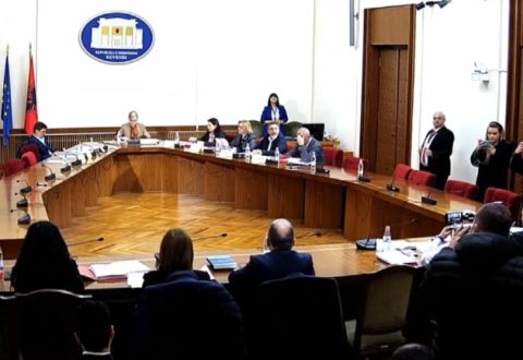 Ashpërsimi i masës së sigurisë ndaj Sali Berishës, Këshilli i Mandateve miraton me 6 vota pro kërkesën e SPAK. Vendimi kalon në seancë plenare