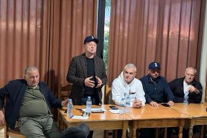 Kandidatët për deputet të PD-ASHM z.Atird Hoxha, z.Ridvan Mersinaj dhe z.Romarjo Meminaj. Takim me banoret e Armenit.