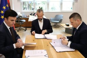 Krimet zgjedhore/ Ambasada gjermane fton Altin Dumanin, Ilirjan Celibashin dhe Olsian Çelën, drejtuesit e institucioneve raportojnë gjetjet në terren