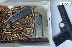 Ushtronte dhunë ndaj gruas dhe e kanoste me armë zjarri, arrestohet 40-vjeçari në Kamëz