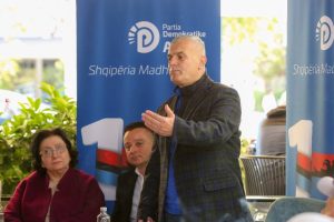 Takimi i Drejtuesi Politik te PD per Qarkun Vlore Bujar Leskaj dhe kandidatit per deputet Atird Hoxha me pensioniste te qytetit te Vlores: