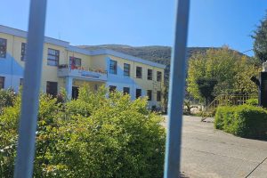 Kjo është shkolla e Kaninës, vendi më i bukur për tu arsimuar.Në vitet në vazhdim rrezikon të mos dëgjohen më zëra të bukur fëmijësh