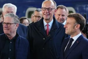 VIDEO\Macron Sqaroi Akuzat për Kokainën: “Ishte thjesht një fazzoletë letre”