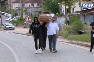 “Ose ne, ose ju!”/ Protesta e Hotolishtit, banorët sjellin me vete një arkivol: Jemi gati të përgjigjemi…