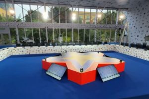 Rama publikon pamjet nga ambienti ku do të zhvillohet Samiti: Shtëpia e Europës, ku ka zbritur i gjithë kontinenti dhe ku do t’i mbajë sytë e gjithë bota